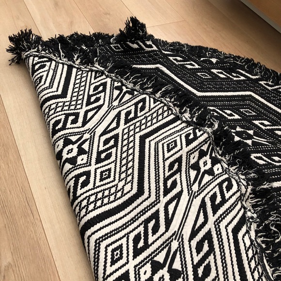 Black & White Circle Rug - Picture 4 of 4